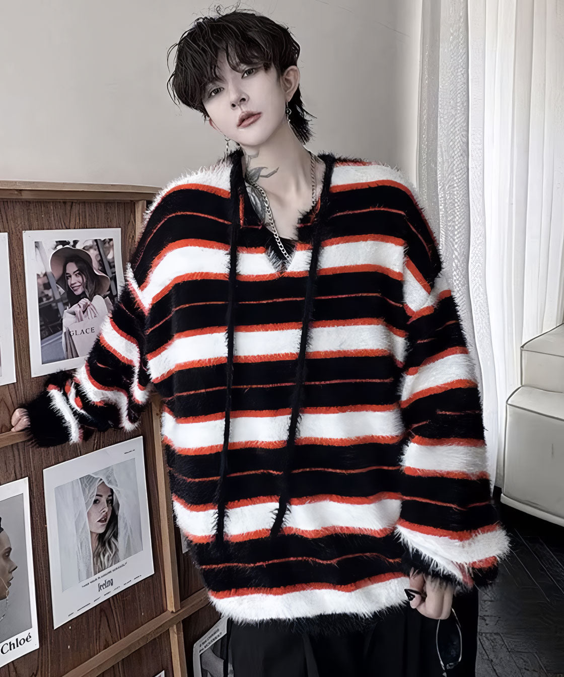 Border pattern V-neck shaggy knit